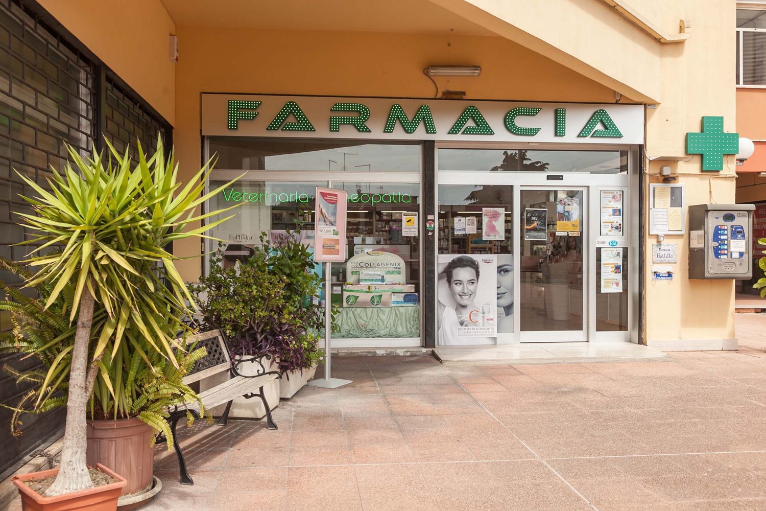 La facciata della Farmacia Gallitto in Via Cechov 8