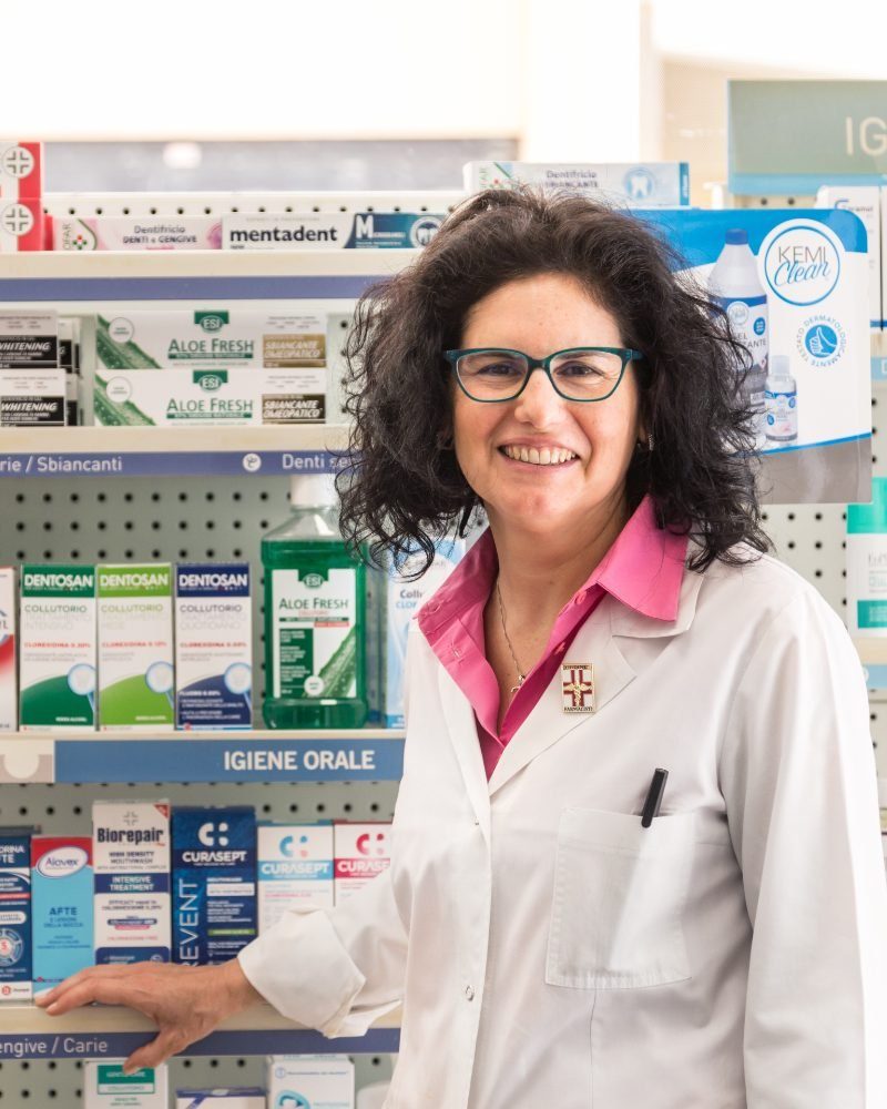 La Dott.ssa Corallo al banco della Farmacia Gallitto